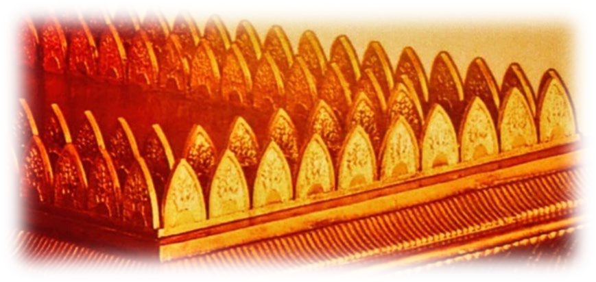 A close view of the crown-like border of pointed gold crowns running along the edge of the Table